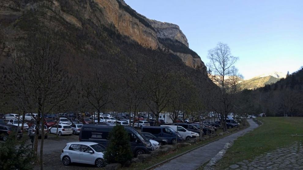 Aspecto que presenta el parquin de la Pradera de Ordesa, este sábado.
