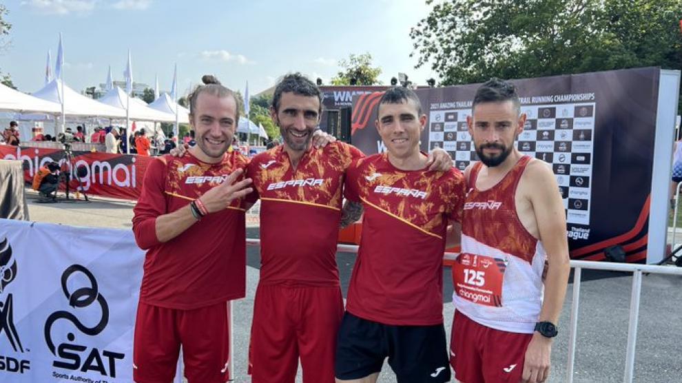 Marcos Ramos, segundo por la derecha, con sus compañeros de la selección española de ultra trail, bronce en el Mundial.