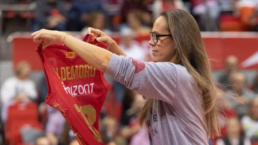 Fiesta del baloncesto femenino aragonés: Amaya Valdemoro recibe una camiseta del Casademont