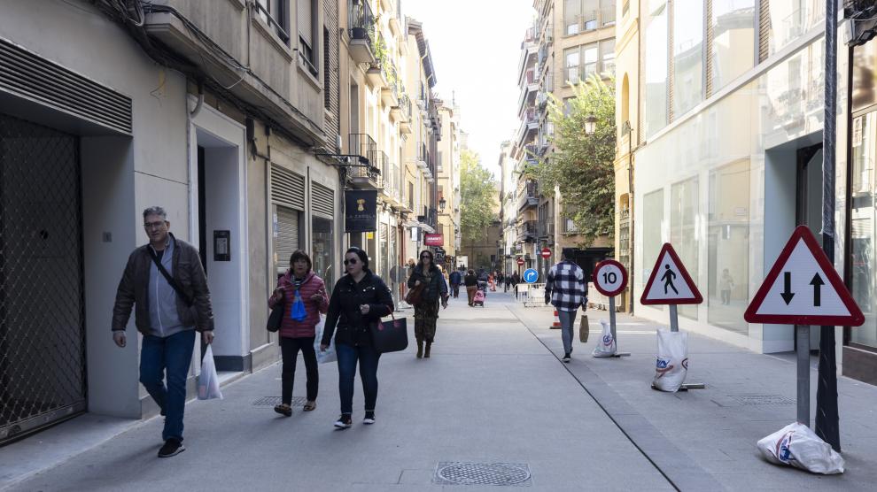 Varias personas pasean por el tramo renovado de la calle de San Miguel.
