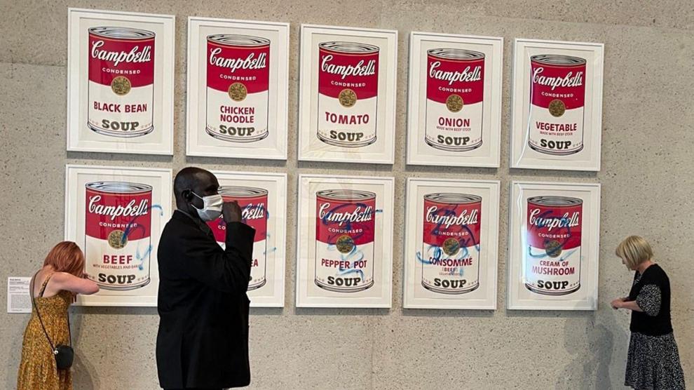 Activistas se adhieren con pegamento a obra de arte de Warhol en Australia