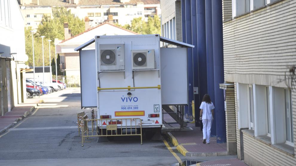 Camión con el TAC portátil instalado junto al Servicio de Urgencias del Hospital San Jorge de Huesca.