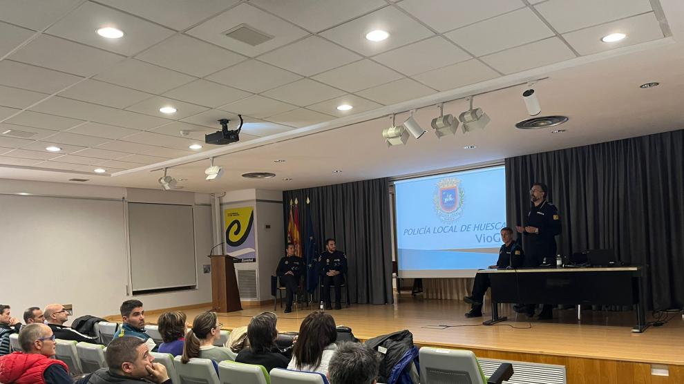 Los subinspectores oficiales de policía local, durante la clausura de la formación en el Instituto Aragonés de la Juventud.