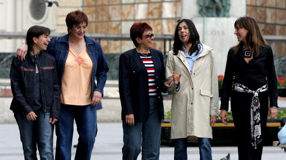 De izquierda a derecha: Teresa Seco, Nines Gracia, Zaga Zeravica, Pilar Valero y Yolanda Gil, durante un reencuentro en 2005 en la plaza del Pilar.