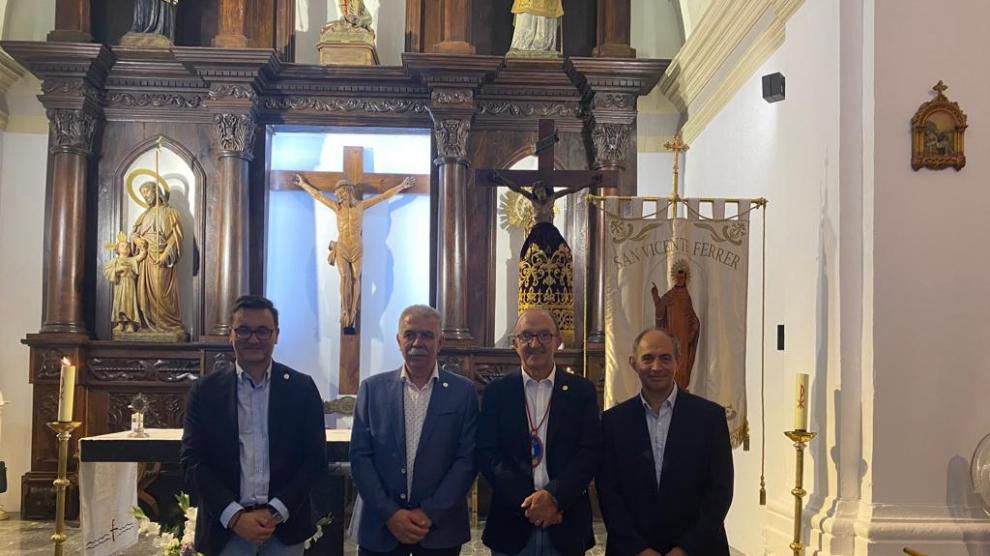 La Junta de la Cofradía del Santo Cristo con el prior, José Gairín, luciendo el medallón distintivo.