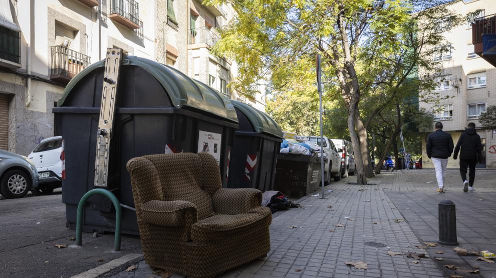 Un sofá abandonado ayer junto a unos contenedores de la calle de Sixto Celorrio de Zaragoza.
