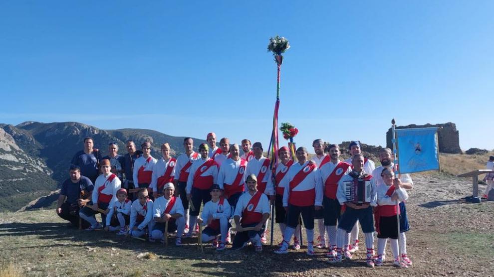 Los danzantes de Apiés celebran su 40 aniversario  salto roldan