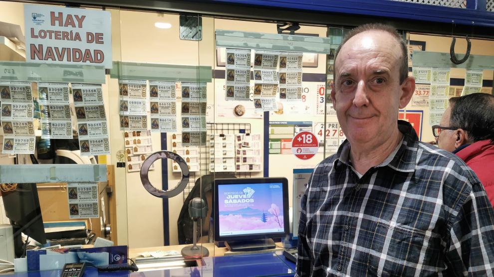 José Luis Dessy en la administración de lotería número 2 de Jaca, de la que es propietario.