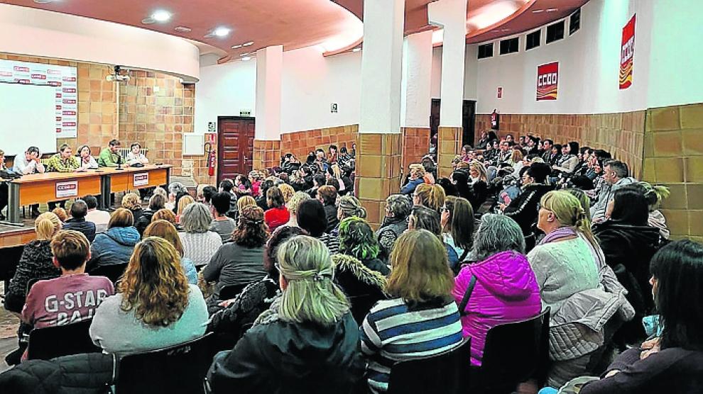 Una de las dos asambleas de limpiadoras de este martes en Comisiones.