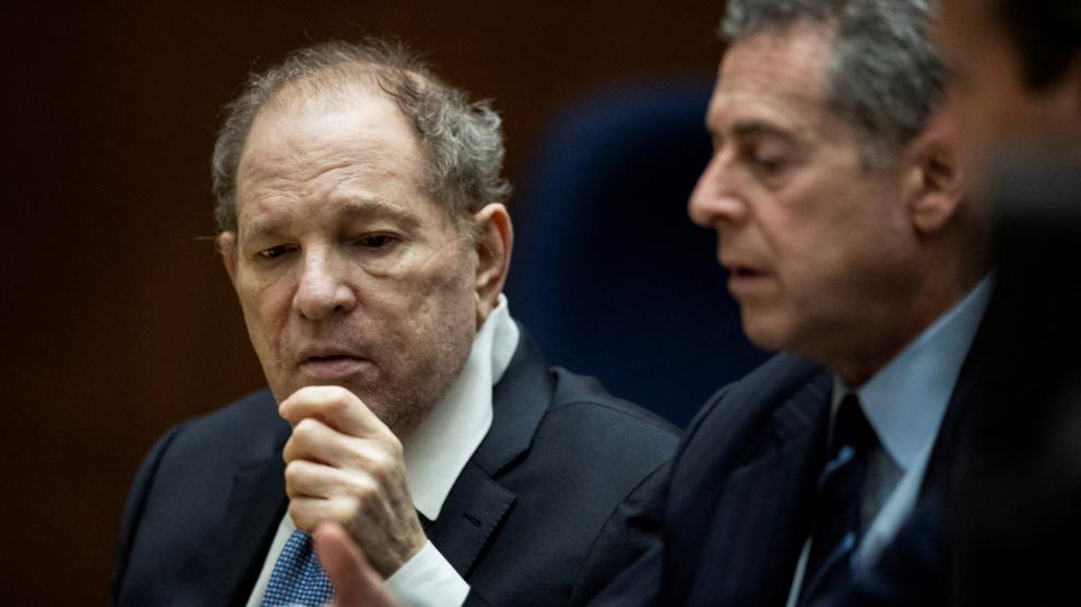 Harvey Weinstein junto a su abogado en el juicio de Los Ángeles.