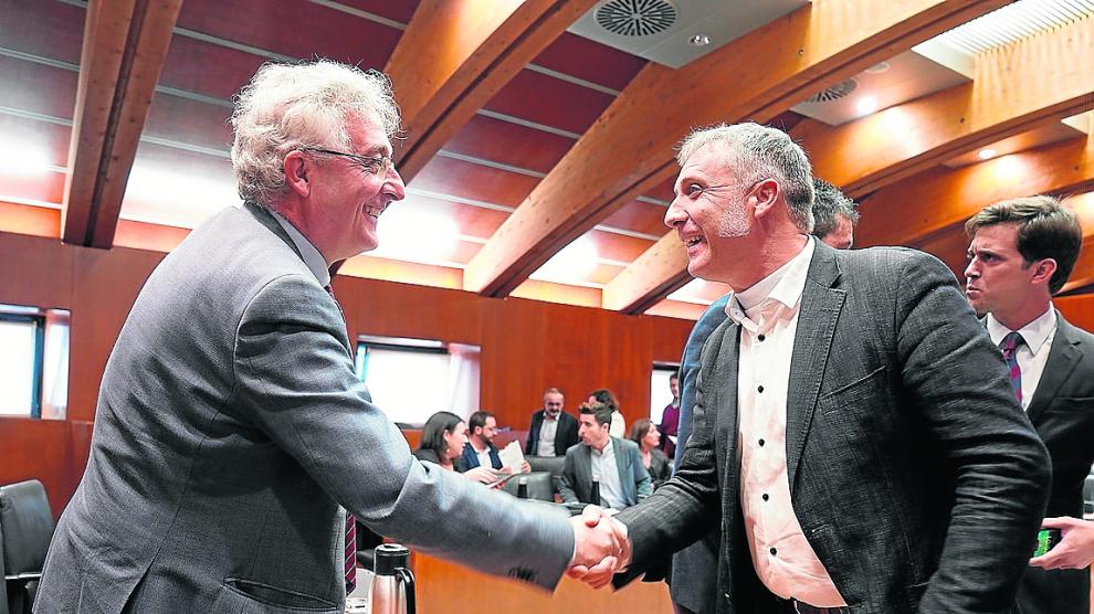 El consejero Joaquín Olona saluda a Ramiro Domínguez, diputado de Ciudadanos.