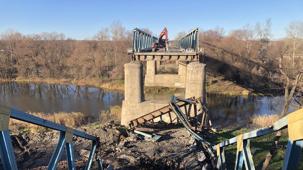 Puente destruido sobre el río Oskol