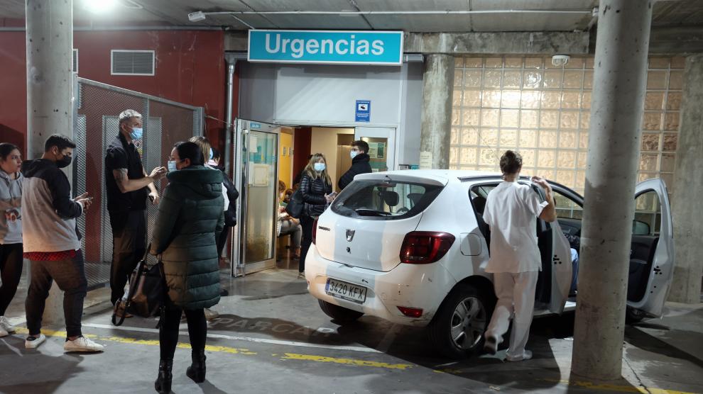 Cola en las urgencias del centro médico Pirineos, ayer por la tarde en la localidad de Huesca.
