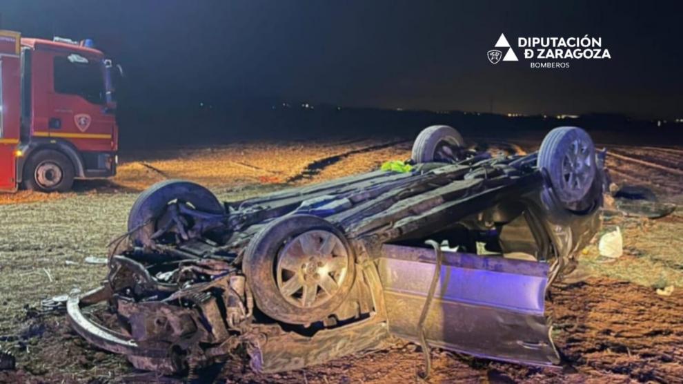 Una imagen del vehículo accidentado este domingo en la VP-24, a la altura de Cabañas de Ebro.