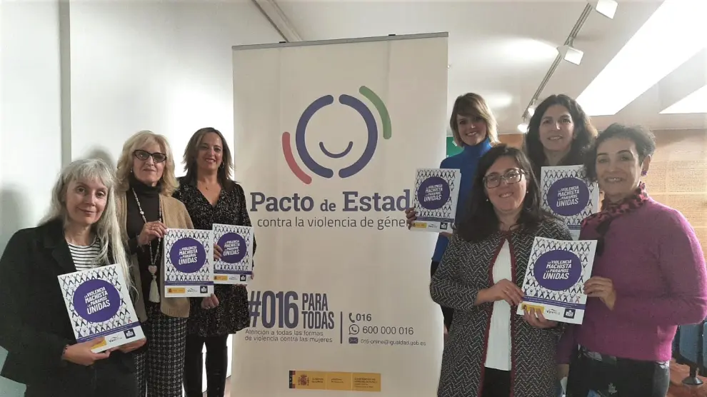 Silvia Salazar, Marta Peña y Sara Comenge, acompañadas de otras mujeres, posan con la nueva guía.