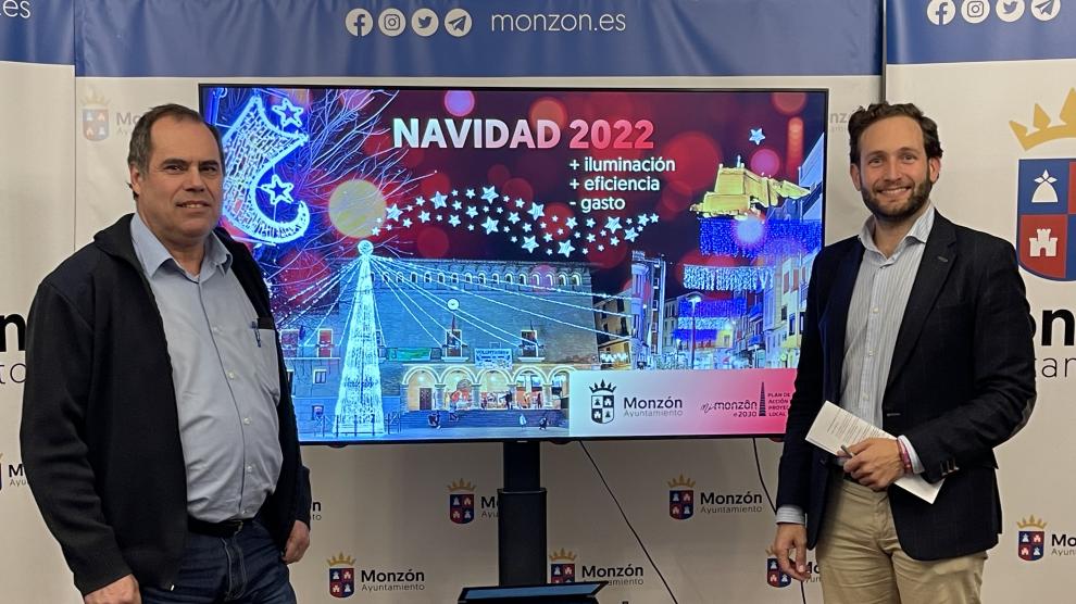 El alcalde de Monzón y el concejal de Servicios han presentado la iluminación navideña.