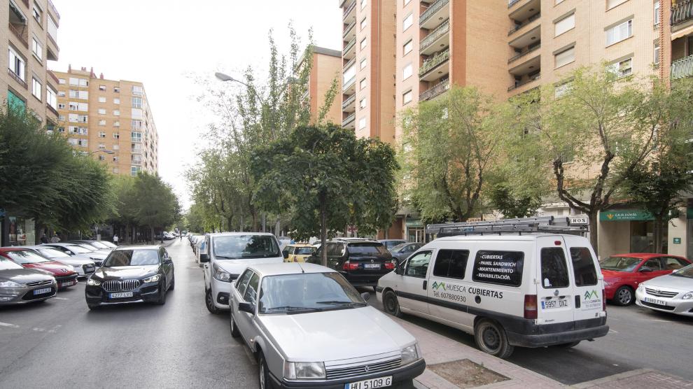 El nuevo carril bici de avenida Pirineos de Huesca es uno de los más polémicos ya que eliminará toda la zona central de aparcamiento.