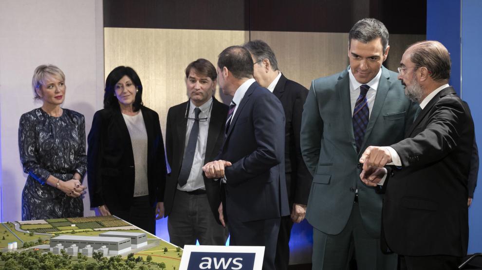 Fotos de la visita de Pedro Sánchez al Amazon Web Services de Aragón junto a Lambán.