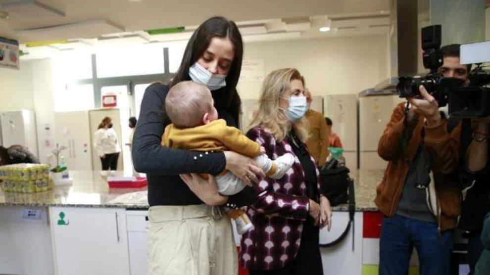 Victoria Federica sujeta un bebé durante su visita a la casa Ronald McDonald situada a las puertas del Hospital Niño Jesús de Madrid.