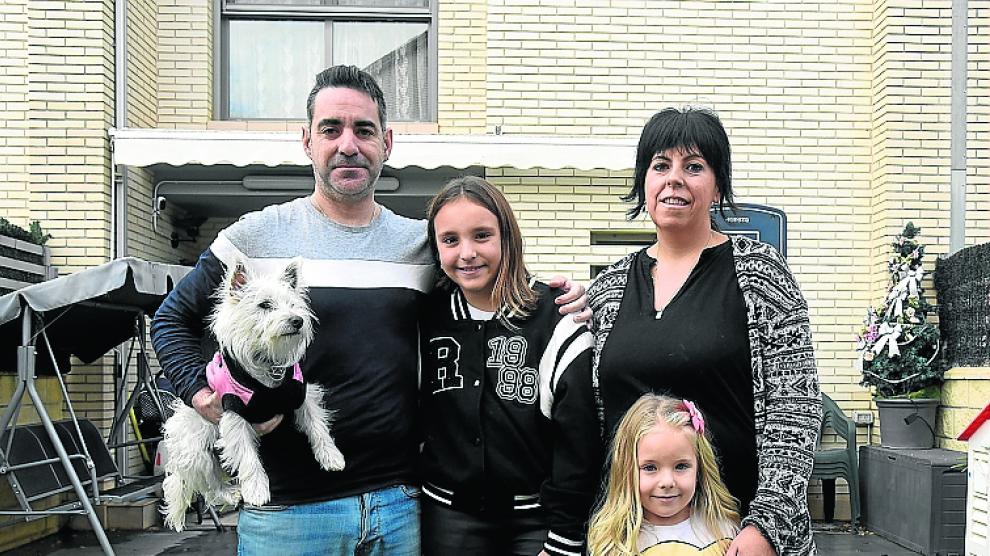 Sergio y Miriam con sus hijas Valeria y Mara y su perra Nieve