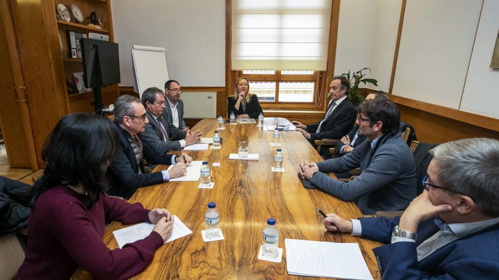 La consejera de Economía, Marta Gastón y personal de su equipo con representantes de Greene y Adiego Hermanos.