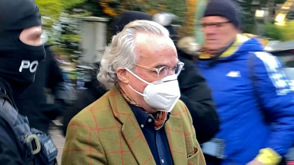 La policía alemana escolta al príncipe Heinrich XIII tras su detención por intento de golpe de Estado.