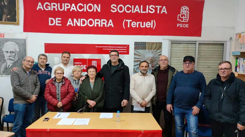 Rafael Guía, secretario general del PSOE andorrano -en el centro-, con militantes de la agrupación local.