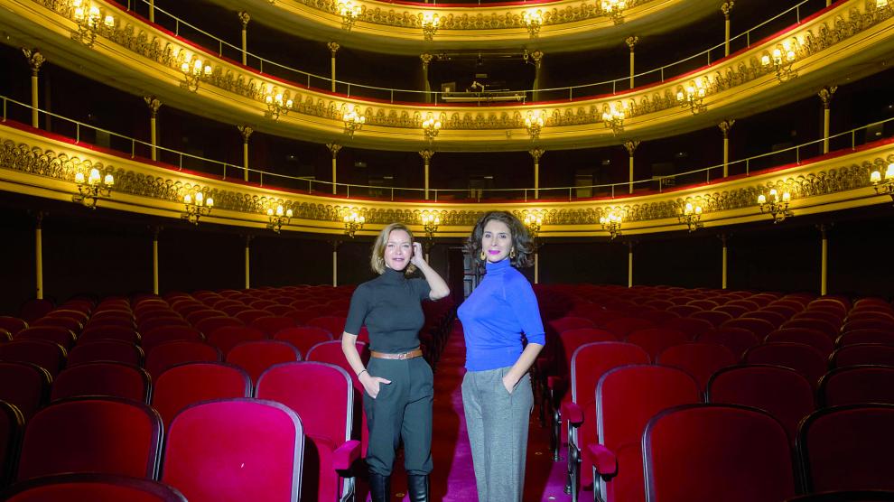 María Esteve (izquierda) y Eugenia Eiriz, ayer, en el patio de butacas del Teatro Principal de Zaragoza.
