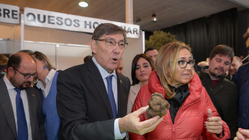 El vicepresidente del Gobierno aragonés, Arturo Aliaga, y la consejera de Presidencia, Mayte Pérez, muestran su asombro ante una de las trufas más grandes de la feria.
