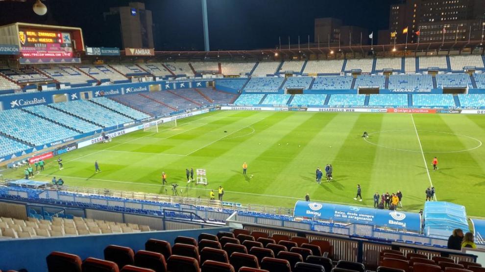 Los jugadores del Real Zaragoza y Huesca, hora y media antes del partido en La Romareda.