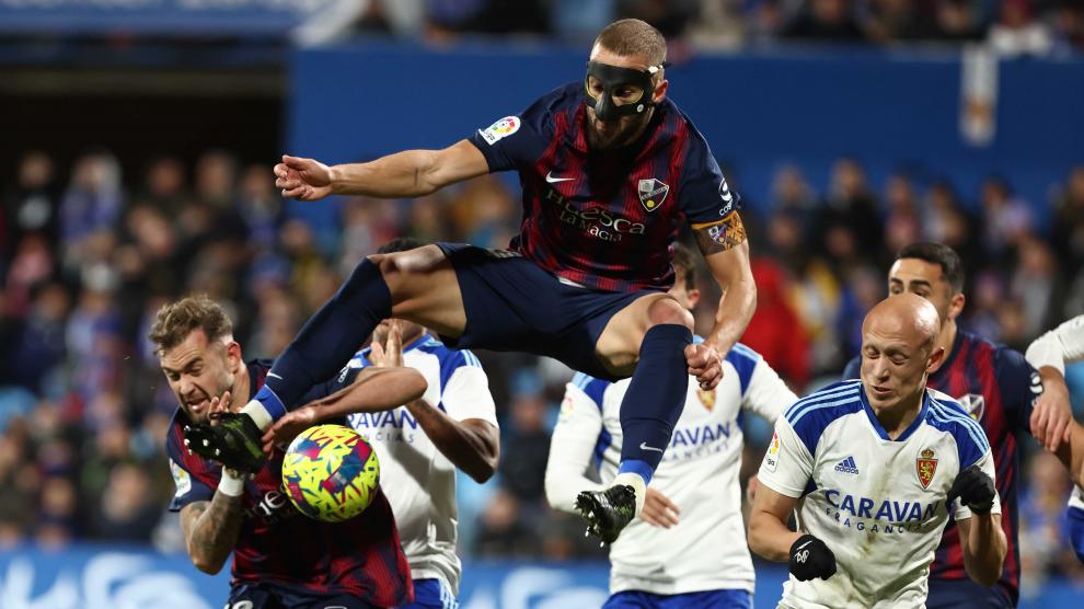 Jorge Pulido da un salto durante el partido con el Real Zaragoza.