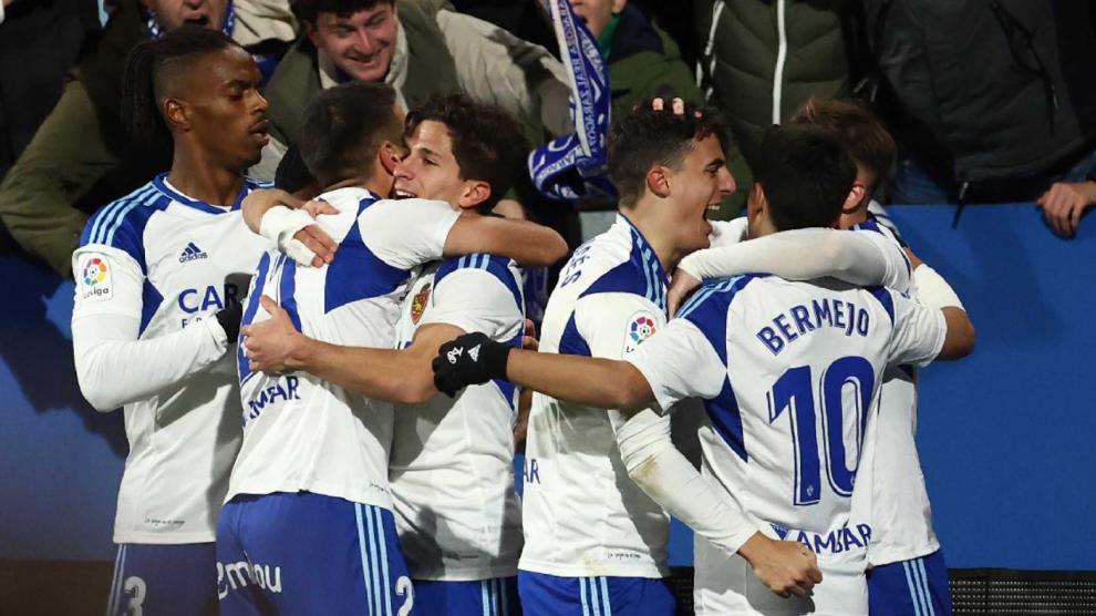 Los jugadores del Real Zaragoza celebran el 2-0 de Simeone al Huesca.
