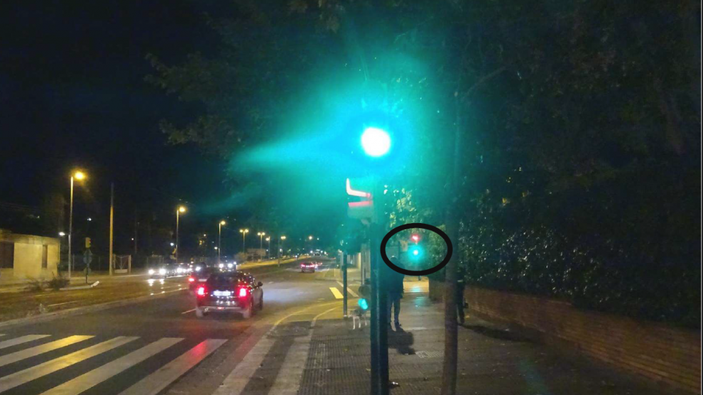 El atestado de la Policía Local incluye esta foto del cruce donde se produjo el atropello mortal, con el semáforo del fondo en verde para el menor que iba en patinete.