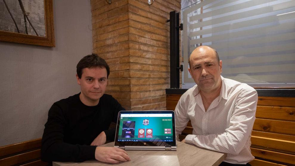 Iván Pérez (izquierda) y Alberto Planas, de la Asociación Aragonesa de Guiñote, ayer antres de presentar el proyecto del guiñote como Bien de Interés Cultural en las Cortes de Aragón.