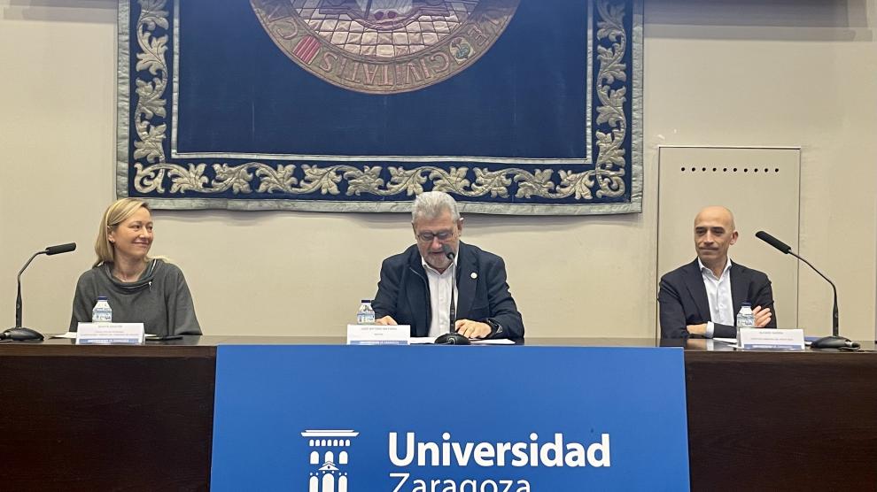 La consejera de Economía, Marta Gastón, junto al rector de la Universidad de Zaragoza, José Antonio Mayoral, y el director de Negocio del grupo Sesé, Alvaro Sarria, en la inauguración de la III Jornada de La Cátedra Sesé en la Universidad de Zaragoza.
