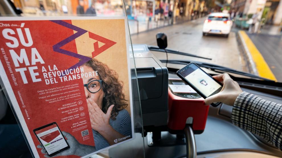 La validación se realiza escaneando un código QR en el bus