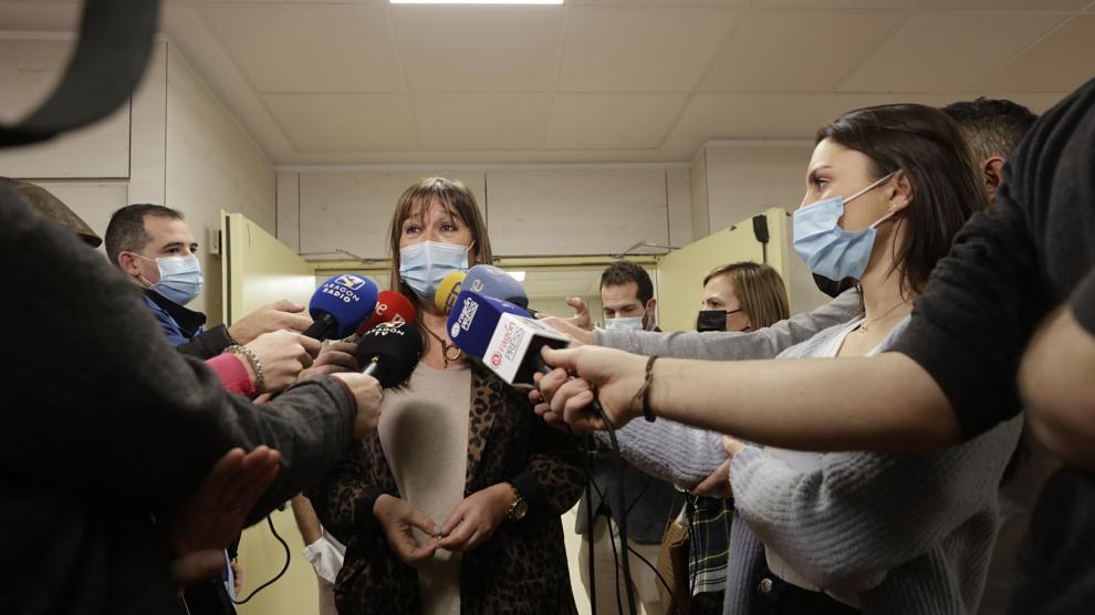 La consejera de Sanidad atiende a los medios en el Royo Villanova.