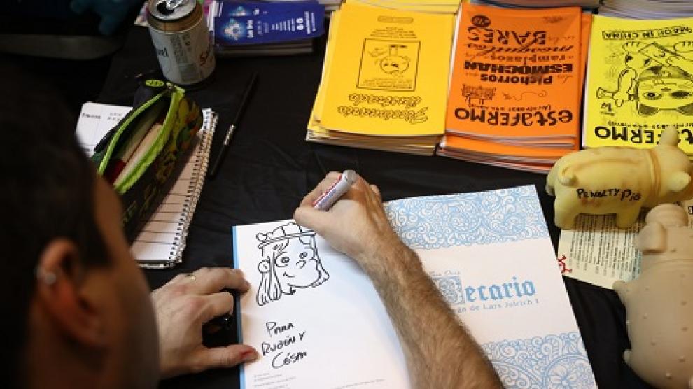 Firma en el espacio de Milcomics dentro del XXI Salón del Cömic de Zaragoza.