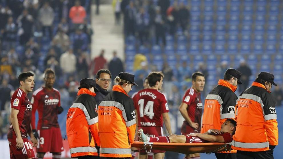 Bermejo es retirado en camilla el lunes en Leganés antes de la media hora de juego.