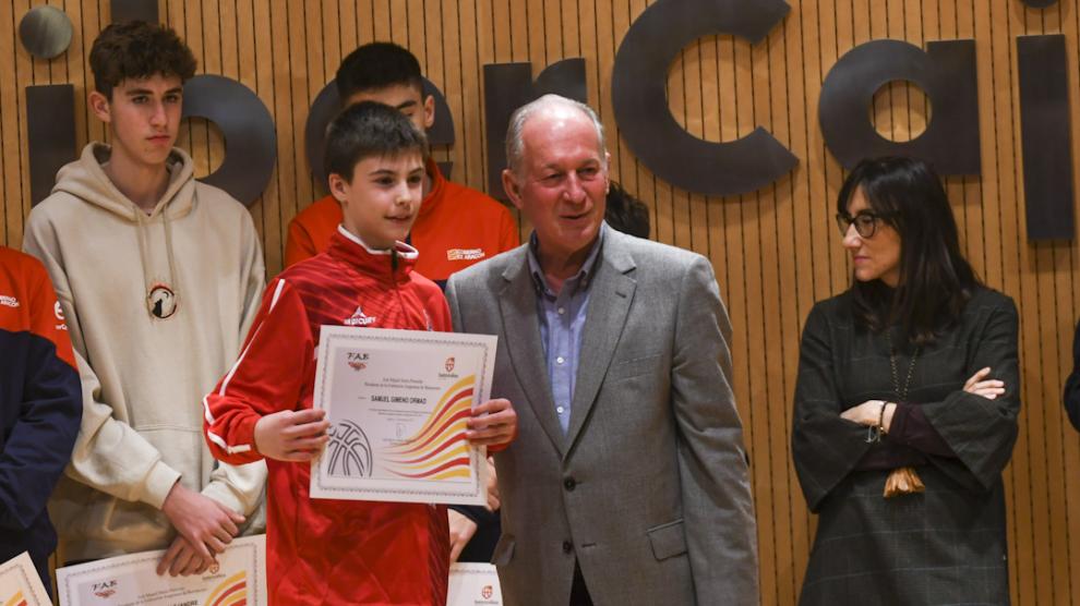 Presentación de las selecciones aragonesas de baloncesto y premios a los jugadores internacionales en Ibercaja