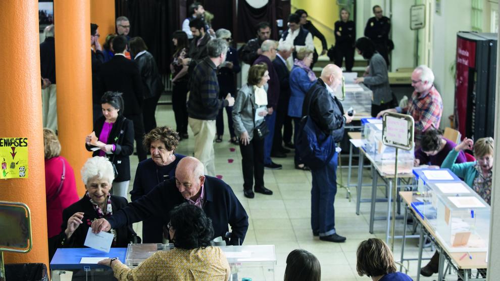 Un colegio electoral en Zaragoza en las elecciones europeas, municipales y autonómicas de 2019
