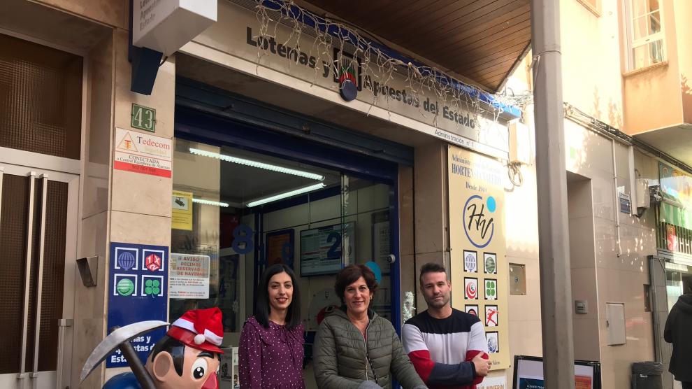 Elena López -en el centro-, una de las afortunadas en Andorra, junto a los encargados de la Administración de Lotería, Clara Balaguer y José Antonio Legua.