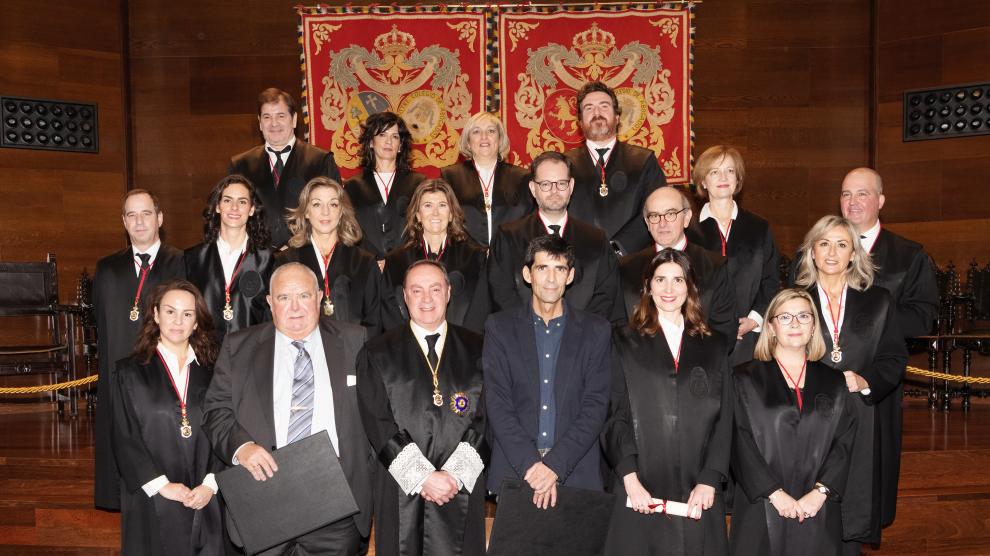 La nueva junta del Real e Ilustre Colegio de Abogados de Zaragoza con los premiados