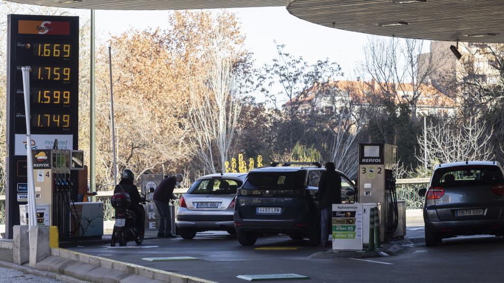 Varios ciudadanos llenando el depósito de sus vehículos ayer en la gasolinera de Repsol en el paseo de la Mina de Zaragoza.