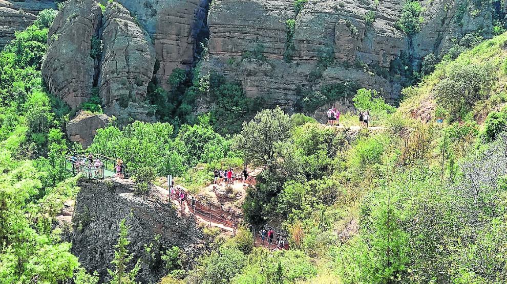 Turistas recorriendo un tramo de la Ruta de Pasarelas en el barranco del río Vero en Alquézar.