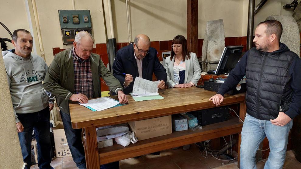Representantes de la Diputación de Teruel, la cooperativa agrícola de Mazaleón y del Ayuntamiento, durante la firma del acuerdo.