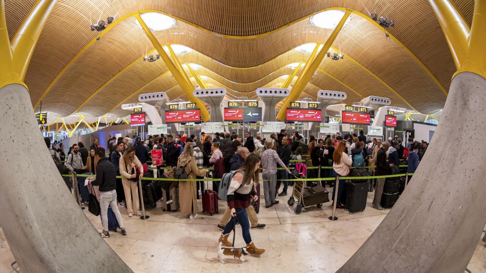 Aglomeraciones En Barajas Por Una Avería En El Tren De Conexión De La ...