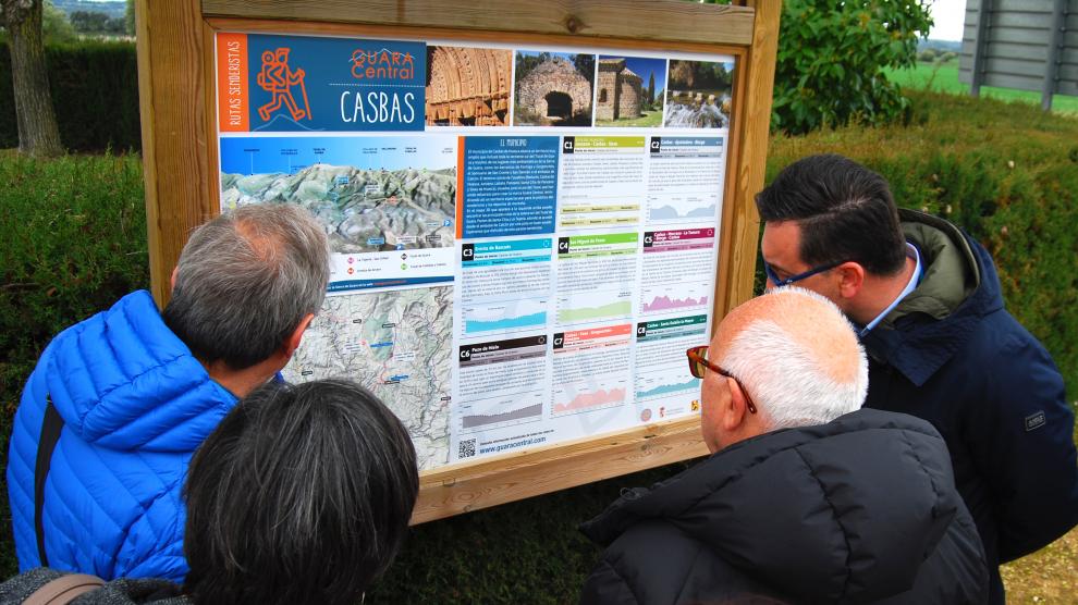 Uno de los paneles informativos de las rutas senderistas del entorno de Casbas de Huesca