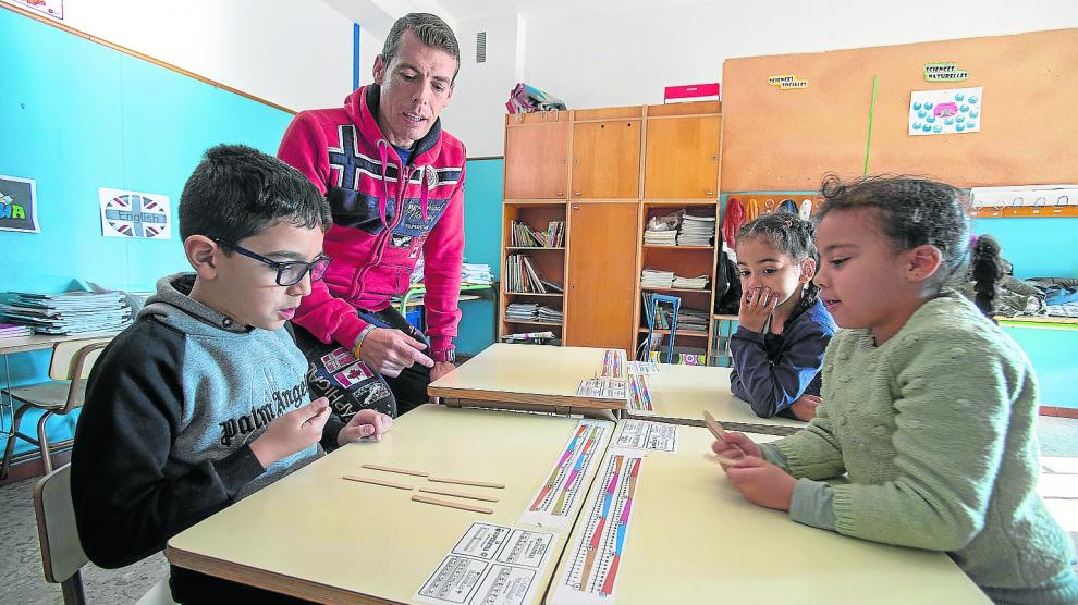 Sergio Villa con alumnos de 1º del colegio Torre Ramona con el juego de los palillos en la clase de Atención educativa.
