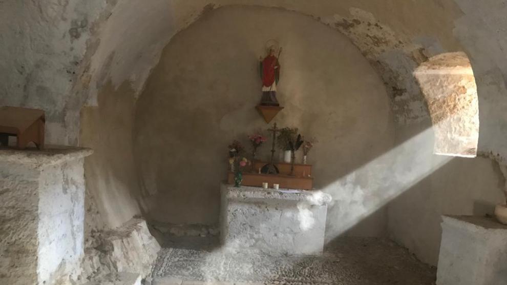 Haz de luz que entra por una ventana de la ermita de San Martín y va a parar al altar lateral.